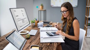 Imagem mostra nutricionista mexendo no computador para ilustrar se nutricionista autônomo precisa de CNPJ