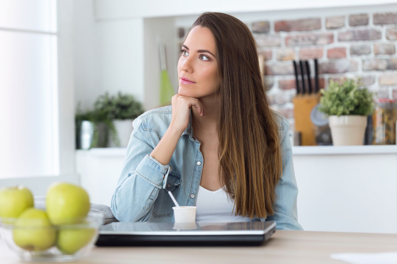 Nutricionista reflexiva, se perguntando se nutricionista precisa emitir Receita Saúde